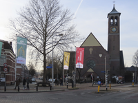 902255 Gezicht op het pleintje voor de St.-Antonius van Paduakerk (Kanaalstraat 198) te Utrecht, met vlaggen van de ...